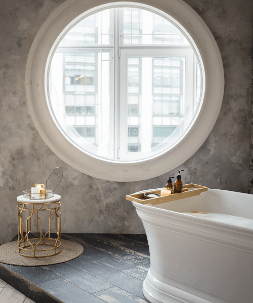 Luksusowa łazienka z okrągłym oknem